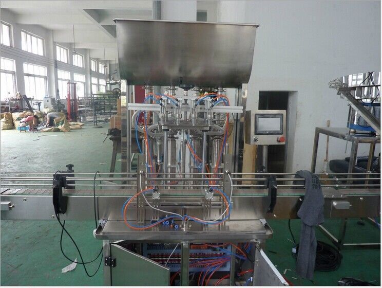 Macchina di riempimento in linea a 4 ugelli Macchina di riempimento liquido a sovrafflusso automatico Riempitore di bottiglie liquide per succo di bevande