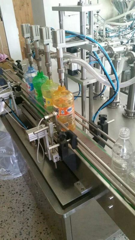 Macchina di riempimento in linea a 4 ugelli Macchina di riempimento liquido a sovrafflusso automatico Riempitore di bottiglie liquide per succo di bevande