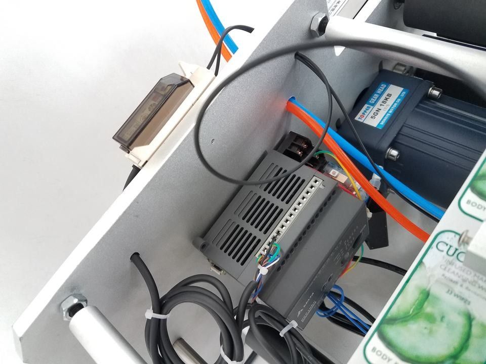 Applicatore di etichette per bottiglie semiautomatico adesivo da scrivania Tipo pneumatico