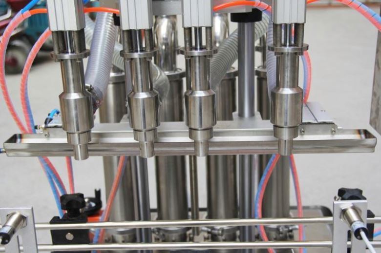 Imbottigliatrice automatica a 4 teste per riempimento liquidi con macchina riempitrice a basso prezzo per linea di produzione