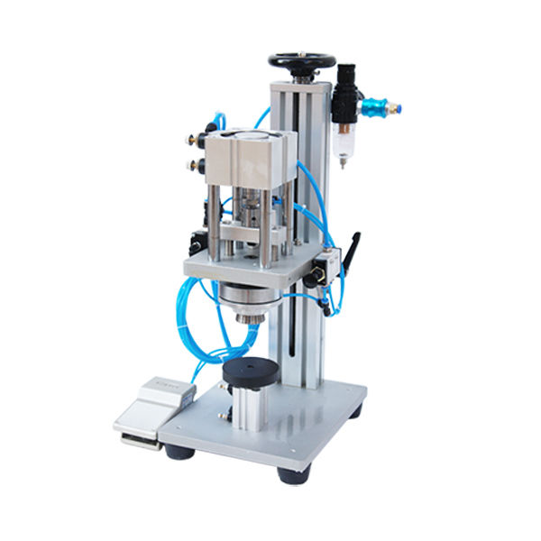 Strumento di crimpatura e chiusura semiautomatico per flaconi di profumo