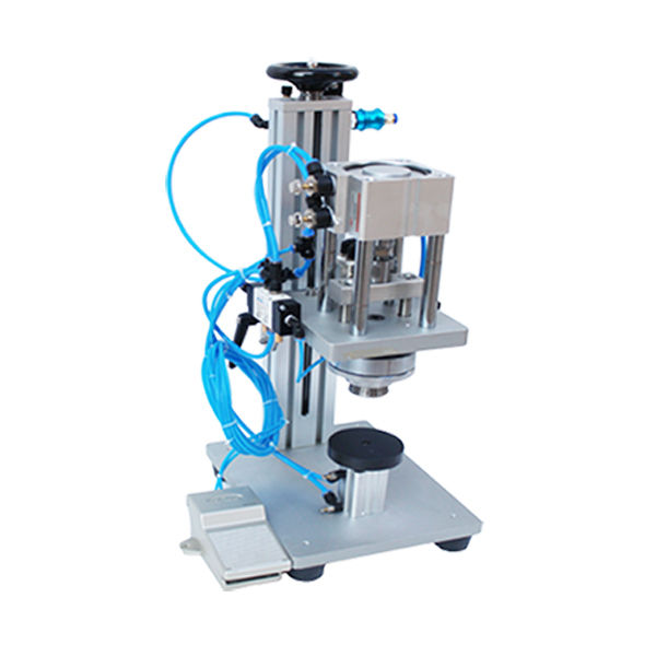 Strumento di crimpatura e chiusura semiautomatico per flaconi di profumo