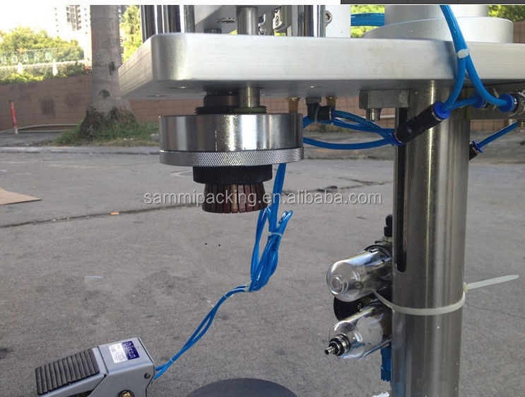 Strumento di crimpatura e chiusura semiautomatico per flaconi di profumo