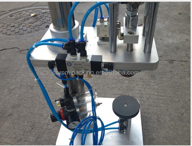 Strumento di crimpatura e chiusura semiautomatico per flaconi di profumo