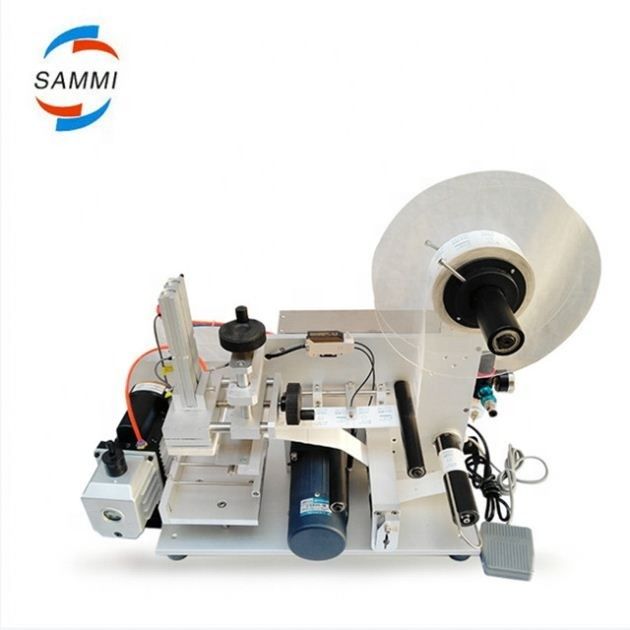 Vendita calda Macchina elettrica di etichettatura di bottiglie piatte a basso costo Macchina di etichettatura ad alta precisione di adesivi per bottiglie quadrate professionali