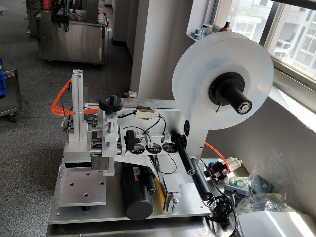 Macchina etichettatrice professionale personalizzata per superfici piane per scatole/sacchetti/coperchi, erogatore di etichette adesive per bottiglie quadrate