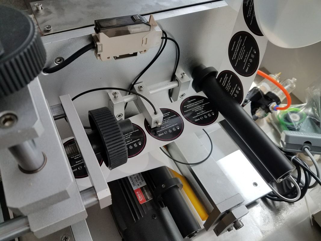 Macchina etichettatrice professionale personalizzata per superfici piane per scatole/sacchetti/coperchi, erogatore di etichette adesive per bottiglie quadrate