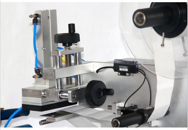 Etichettatrice per superfici piane stabili ad alta precisione per bottiglie quadrate, scatole, etichette multi-lato compatte per piccole imprese