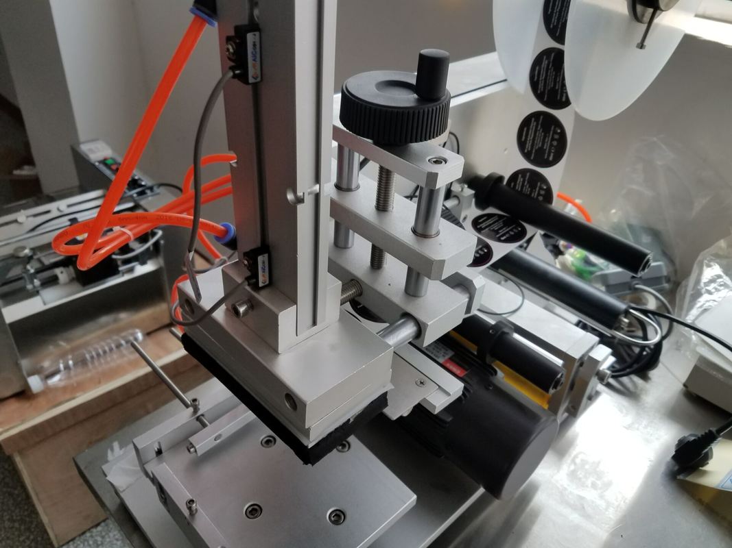 Etichettatrice per superfici piane stabili ad alta precisione per bottiglie quadrate, scatole, etichette multi-lato compatte per piccole imprese