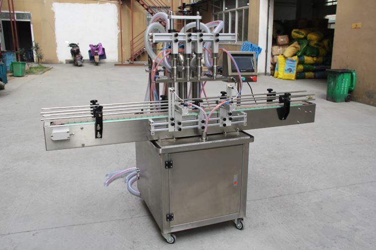 4 ugelli Automatica in linea retta ad alta velocità Tipo di pistone Inline Overflow 1-5L Wine Liquid Bottled Water Filling Machine