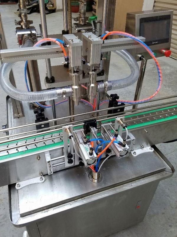 Macchina automatica verticale per il riempimento di flaconi di crema di bellezza per il viso a 4 teste con pompa di alimentazione