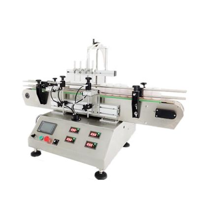 Macchina automatica per riempire le bottiglie di profumi e di prodotti cosmetici
